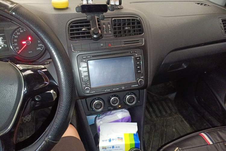 Used Volkswagen Polo 2014 1.4L Manual Fashion Edition Audio And AC Panel