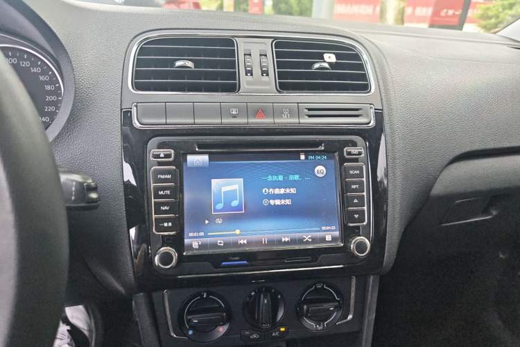 Used Volkswagen Polo 2014 1.6L Automatic Comfort Edition Audio And AC Panel