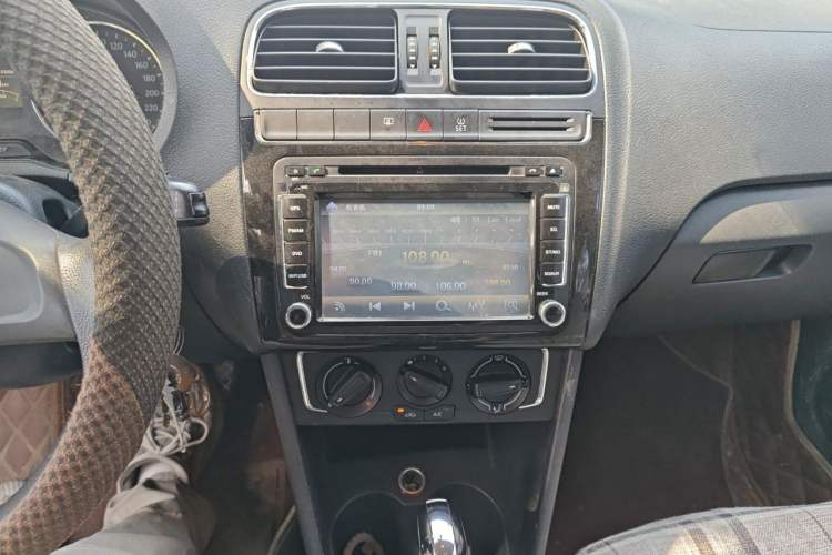 Used Volkswagen Polo 2014 1.4L Automatic Comfort Edition Audio And AC Panel