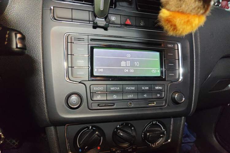 Used Volkswagen Polo 2014 1.6L Automatic Comfort Edition Audio And AC Panel