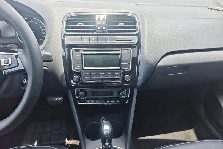 Used Volkswagen Polo 2014 1.6L Automatic Luxury Edition Audio And AC Panel