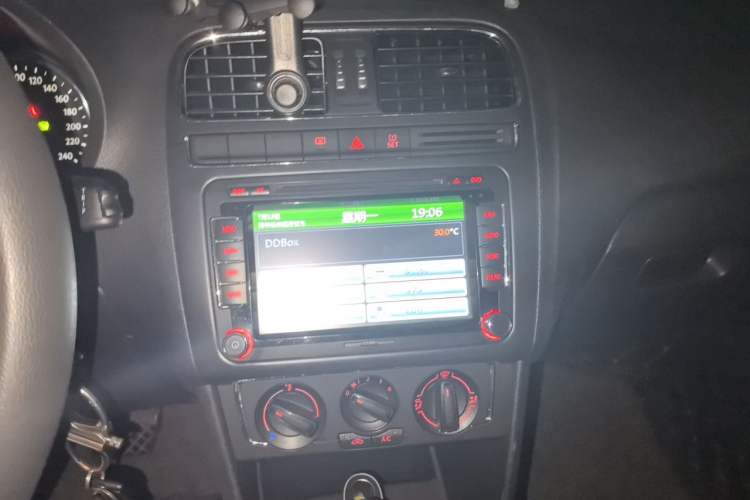 Used Volkswagen Polo 2014 1.6L Automatic Comfort Edition Audio And AC Panel