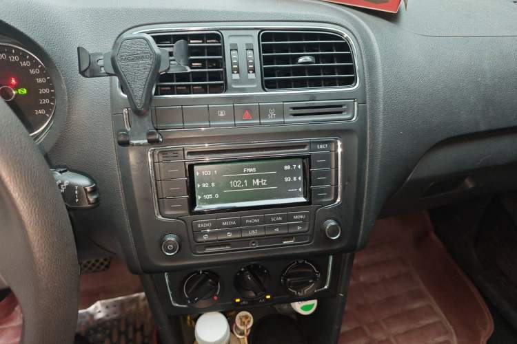 Used Volkswagen Polo 2014 1.6L Automatic Comfort Edition Audio And AC Panel