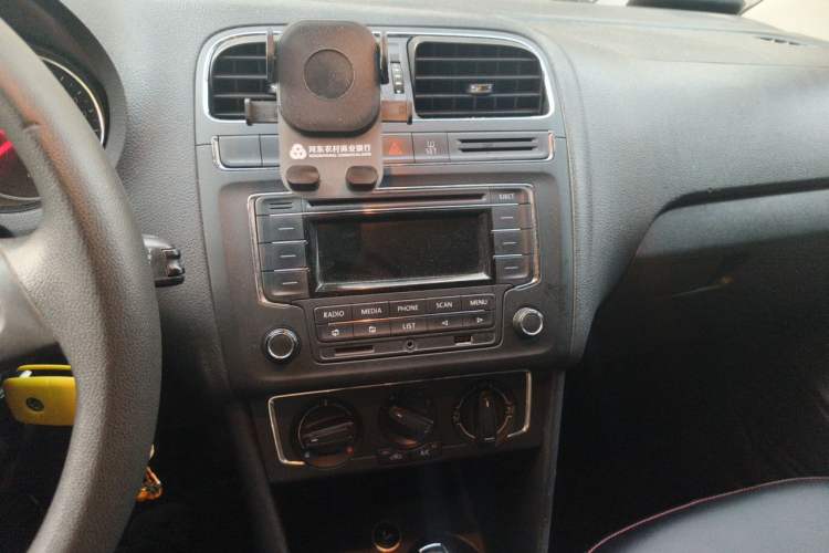 Used Volkswagen Polo 2014 1.6L Automatic Comfort Edition Audio And AC Panel