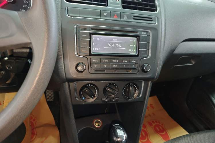 Used Volkswagen Polo 2014 1.6L Automatic Comfort Edition Audio And AC Panel