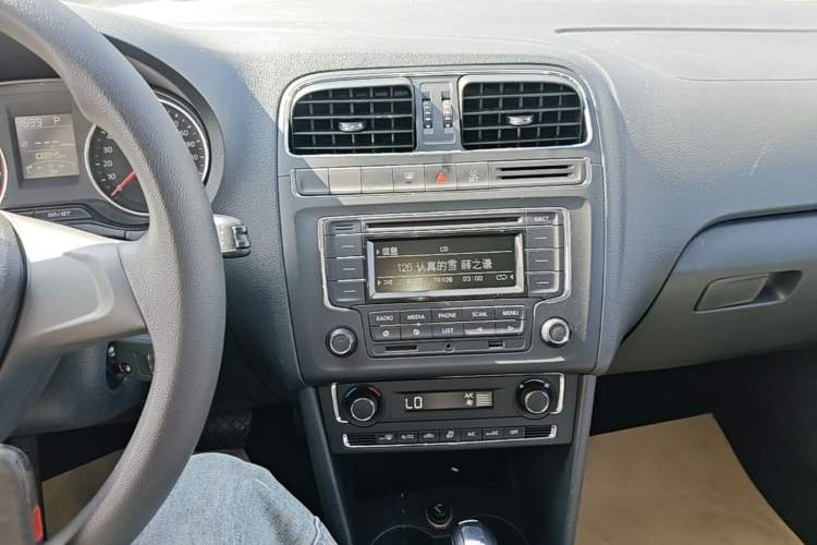 Used Volkswagen Polo 2014 1.6L Automatic Comfort Edition Audio And AC Panel