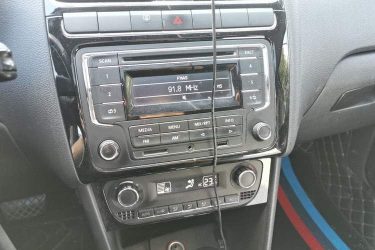 Used Volkswagen Polo 2014 1.6L Automatic Comfort Edition Audio And AC Panel