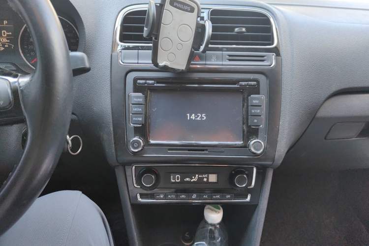 Used Volkswagen Polo 2014 1.4L Automatic Luxury Edition Audio And AC Panel
