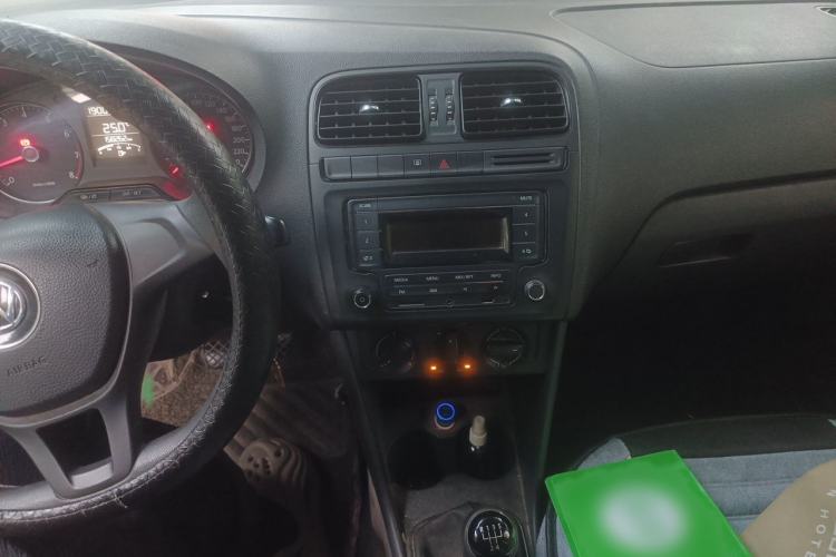 Used Volkswagen Polo 2014 1.4L Manual Fashion Edition Audio And AC Panel