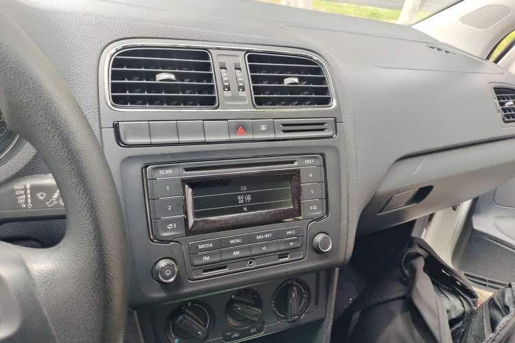 Used Volkswagen Polo 2014 1.4L Manual Fashion Edition Audio And AC Panel