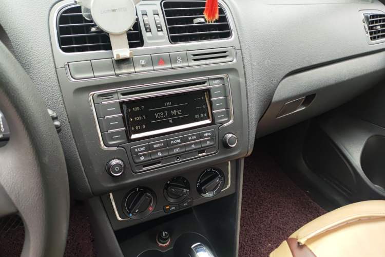 Used Volkswagen Polo 2014 1.6L Automatic Comfort Edition Audio And AC Panel