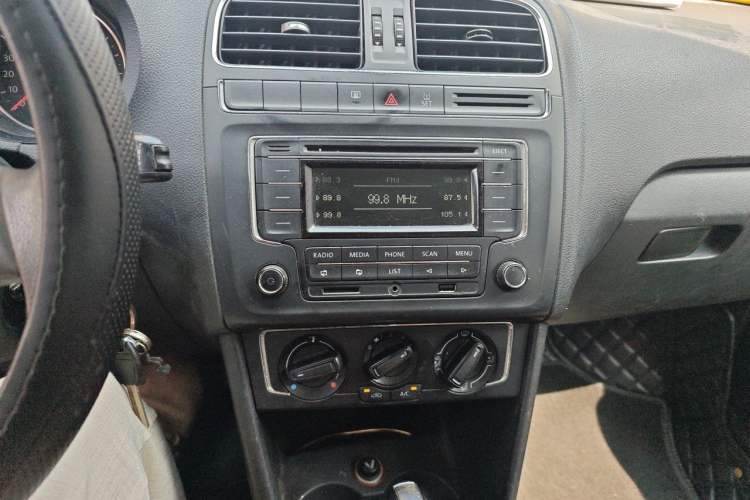 Used Volkswagen Polo 2014 1.6L Automatic Comfort Edition Audio And AC Panel