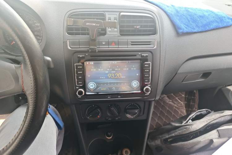 Used Volkswagen Polo 2014 1.4L Manual Fashion Edition Audio And AC Panel