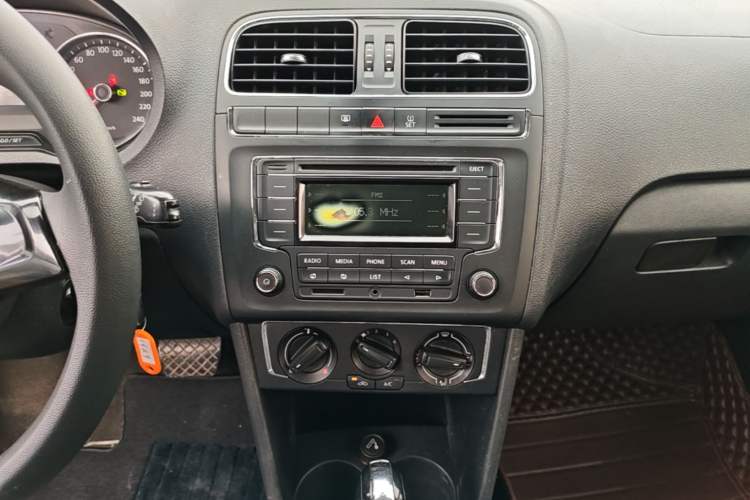 Used Volkswagen Polo 2014 1.6L Automatic Comfort Edition Audio And AC Panel
