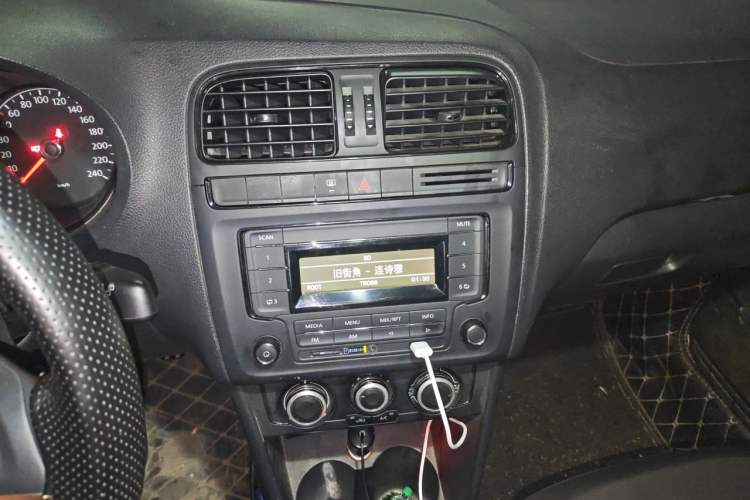 Used Volkswagen Polo 2014 1.4L Manual Fashion Edition Audio And AC Panel