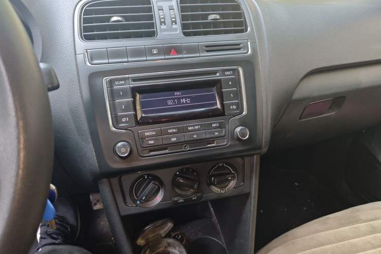 Used Volkswagen Polo 2014 1.4L Manual Fashion Edition Audio And AC Panel