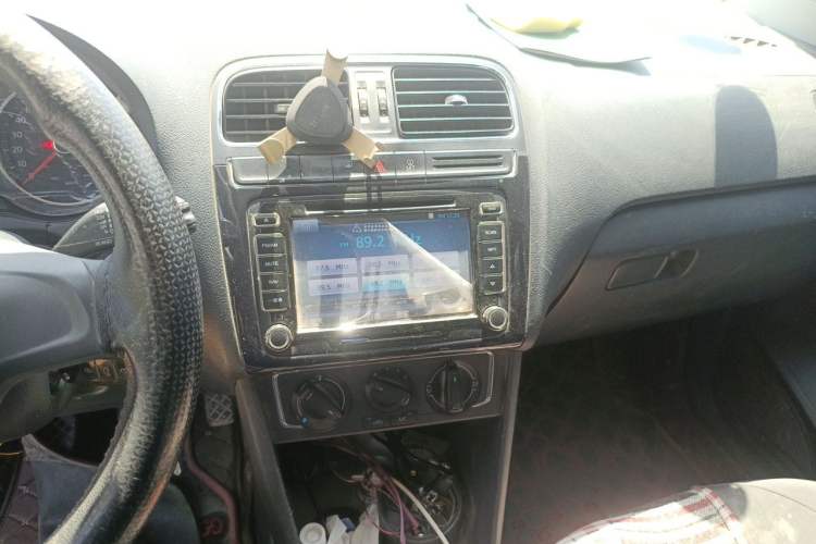 Used Volkswagen Polo 2014 1.6L Manual Comfort Edition Audio And AC Panel