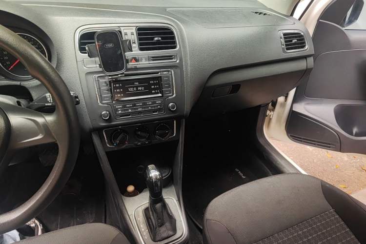 Used Volkswagen Polo 2014 1.6L Automatic Comfort Edition Audio And AC Panel