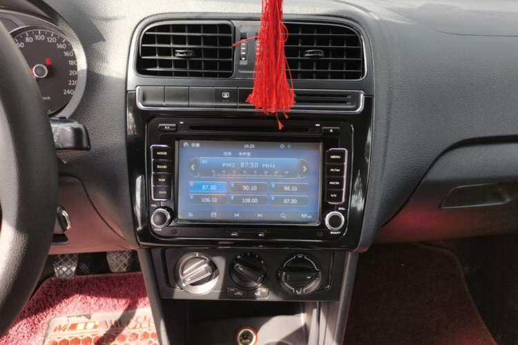 Used Volkswagen Polo 2014 1.4L Manual Fashion Edition Audio And AC Panel