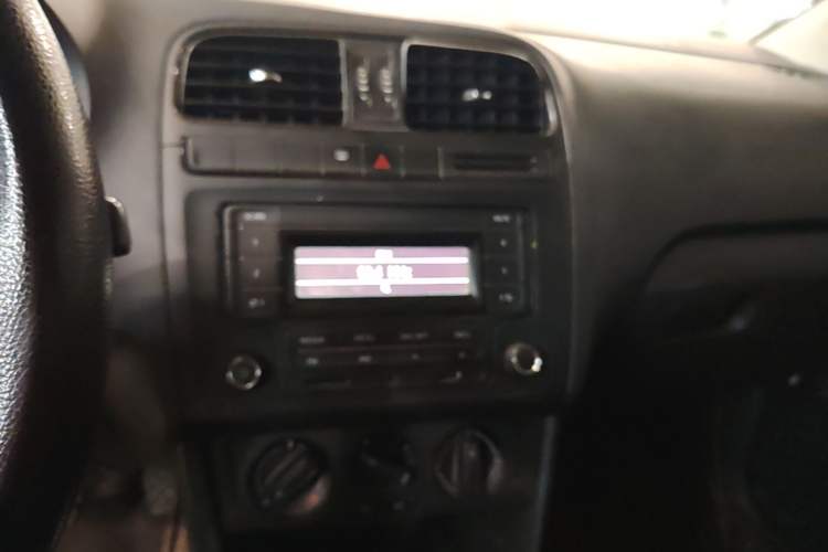 Used Volkswagen Polo 2014 1.4L Manual Fashion Edition Audio And AC Panel