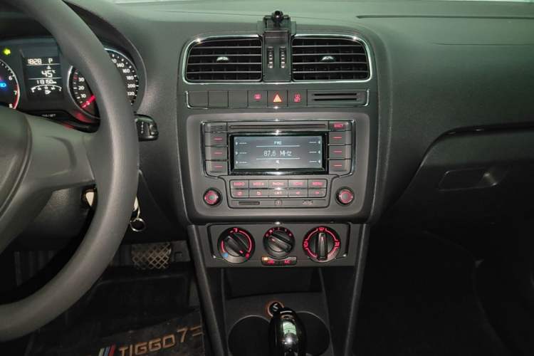 Used Volkswagen Polo 2014 1.4L Automatic Comfort Edition Audio And AC Panel
