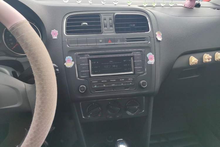 Used Volkswagen Polo 2014 1.6L Automatic Comfort Edition Audio And AC Panel