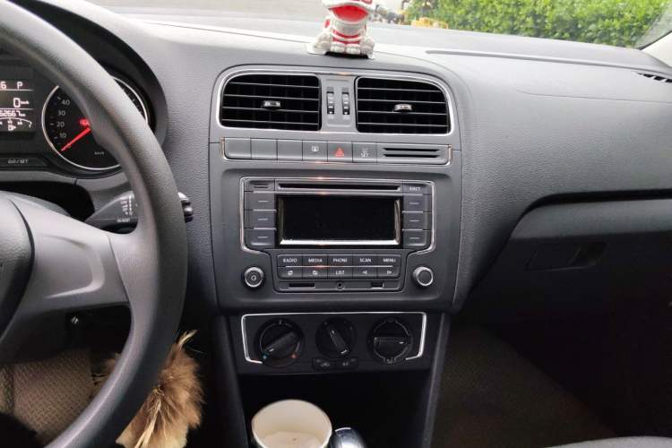 Used Volkswagen Polo 2014 1.6L Automatic Comfort Edition Audio And AC Panel