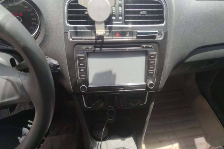 Used Volkswagen Polo 2014 1.6L Manual Comfort Edition Audio And AC Panel