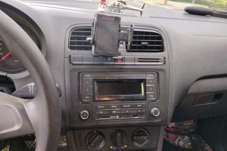 Used Volkswagen Polo 2014 1.4L Manual Fashion Edition Audio And AC Panel