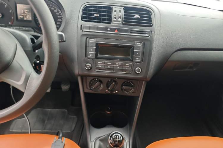 Used Volkswagen Polo 2014 1.4L Manual Fashion Edition Audio And AC Panel