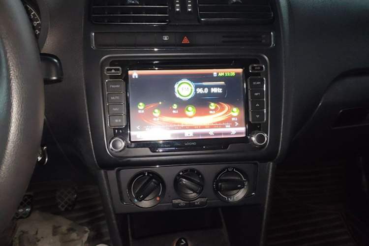 Used Volkswagen Polo 2014 1.4L Manual Fashion Edition Audio And AC Panel