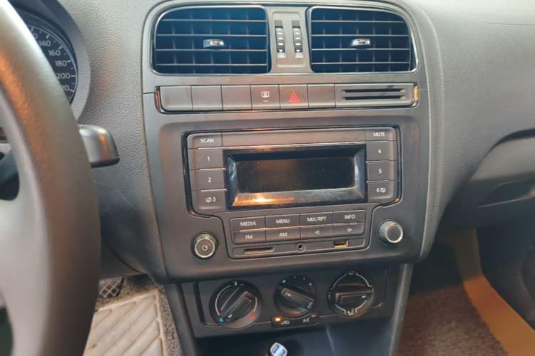 Used Volkswagen Polo 2014 1.4L Manual Fashion Edition Audio And AC Panel
