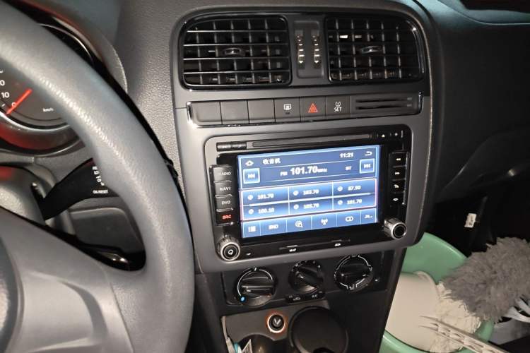 Used Volkswagen Polo 2014 1.6L Automatic Comfort Edition Audio And AC Panel