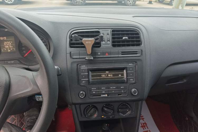 Used Volkswagen Polo 2014 1.4L Manual Fashion Edition Audio And AC Panel