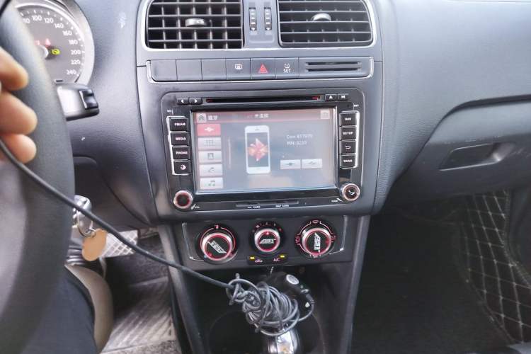 Used Volkswagen Polo 2014 1.6L Automatic Comfort Edition Audio And AC Panel