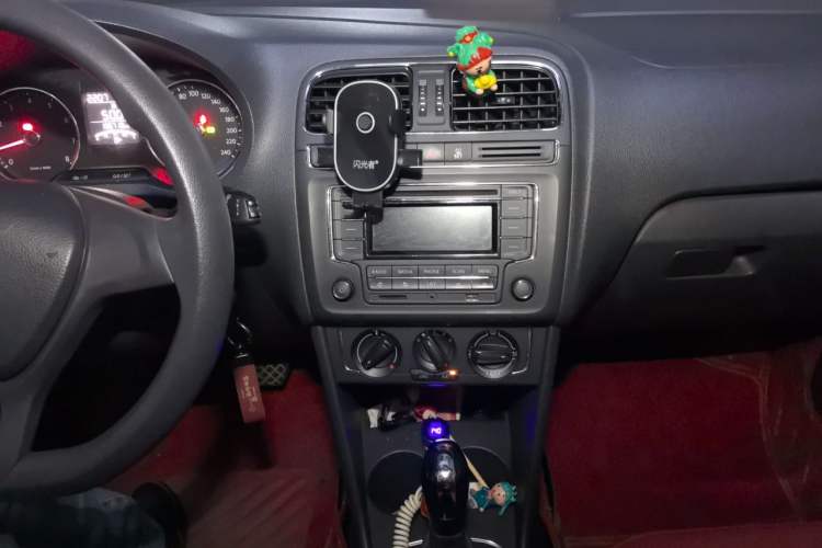 Used Volkswagen Polo 2014 1.6L Automatic Comfort Edition Audio And AC Panel