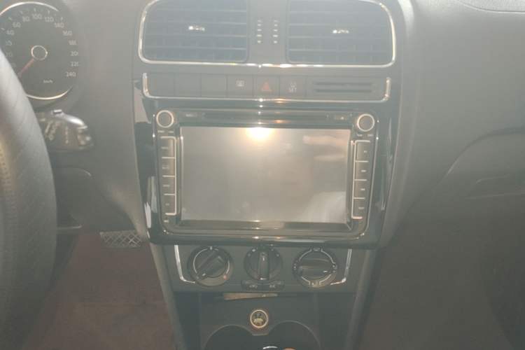 Used Volkswagen Polo 2014 1.6L Automatic Comfort Edition Audio And AC Panel