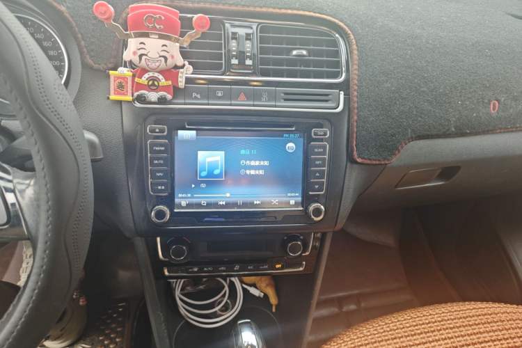 Used Volkswagen Polo 2014 1.4L Automatic Luxury Edition Audio And AC Panel