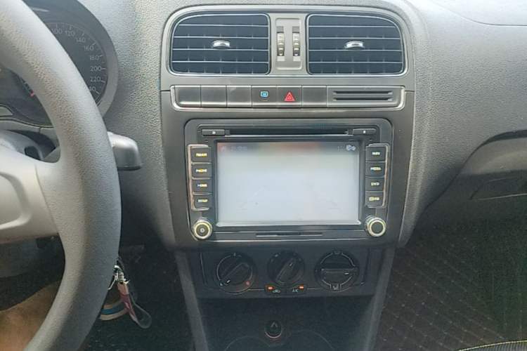 Used Volkswagen Polo 2014 1.4L Manual Fashion Edition Audio And AC Panel