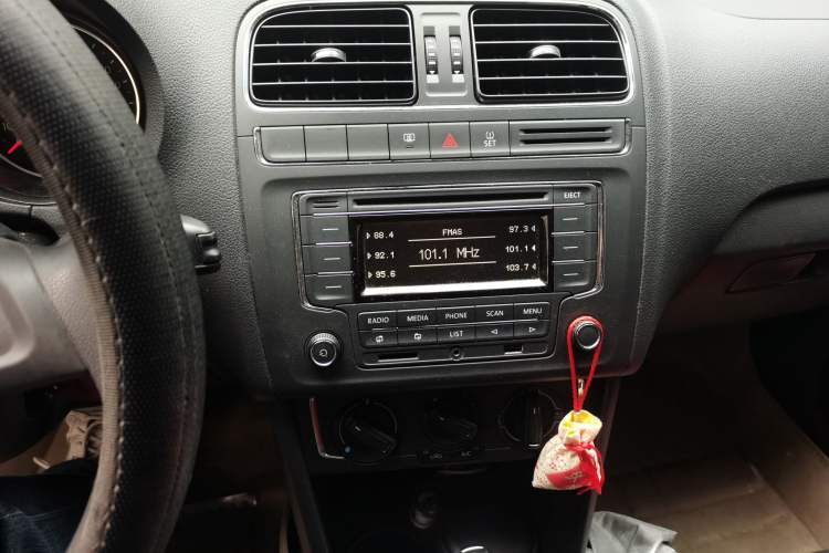 Used Volkswagen Polo 2014 1.4L Automatic Comfort Edition Audio And AC Panel