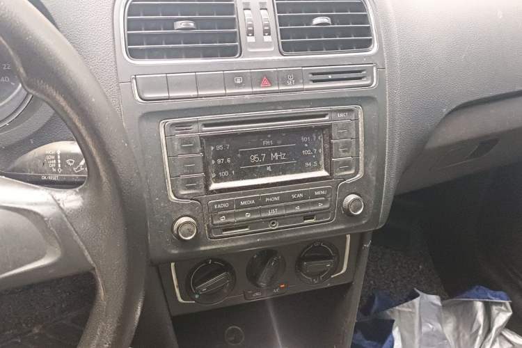 Used Volkswagen Polo 2014 1.6L Automatic Comfort Edition Audio And AC Panel
