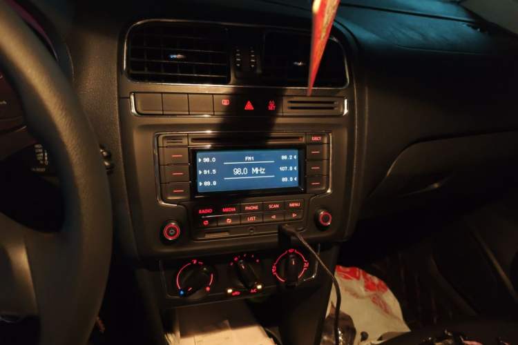 Used Volkswagen Polo 2014 1.6L Automatic Comfort Edition Audio And AC Panel