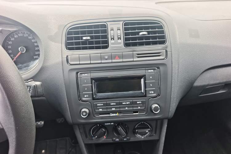Used Volkswagen Polo 2014 1.4L Manual Fashion Edition Audio And AC Panel