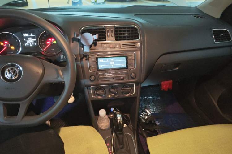 Used Volkswagen Polo 2014 1.6L Automatic Comfort Edition Audio And AC Panel