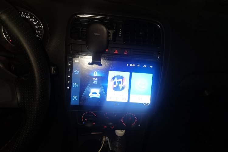 Used Volkswagen Polo 2014 1.4L Automatic Comfort Edition Audio And AC Panel