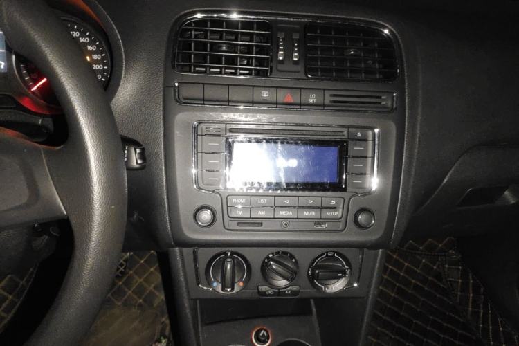 Used Volkswagen Polo 2014 1.6L Automatic Comfort Edition Audio And AC Panel