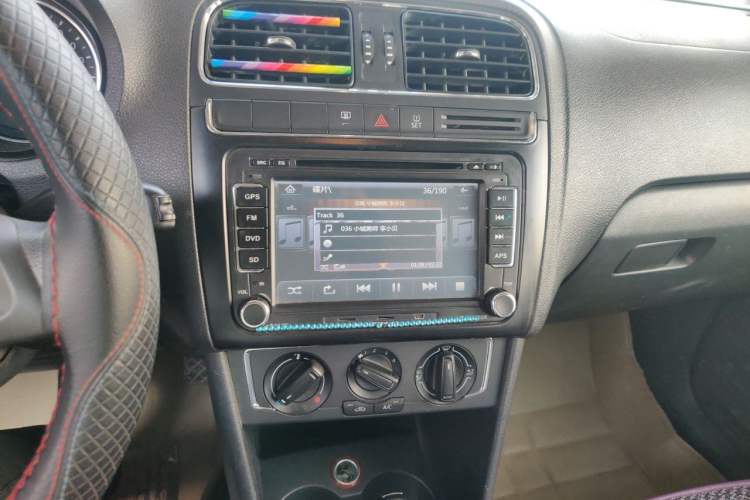 Used Volkswagen Polo 2014 1.6L Automatic Comfort Edition Audio And AC Panel