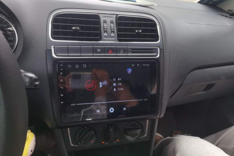Used Volkswagen Polo 2014 1.6L Automatic Comfort Edition Audio And AC Panel