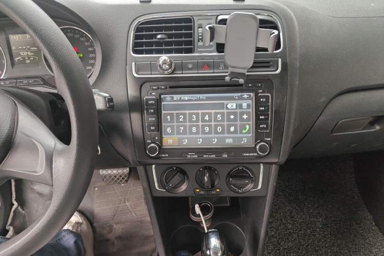 Used Volkswagen Polo 2014 1.6L Automatic Comfort Edition Audio And AC Panel