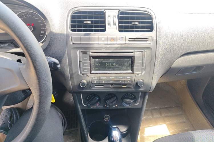 Used Volkswagen Polo 2014 1.4L Automatic Comfort Edition Audio And AC Panel